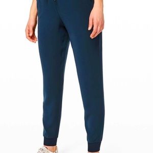 On the Fly Jogger 28" Woven